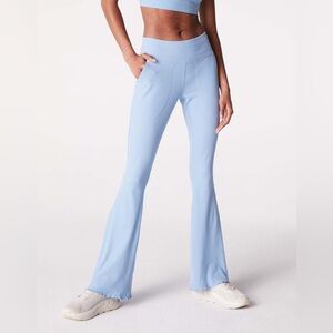 SuperForm™ Rib Flare Pant
Outdoor Voices
Morning Blue - Large